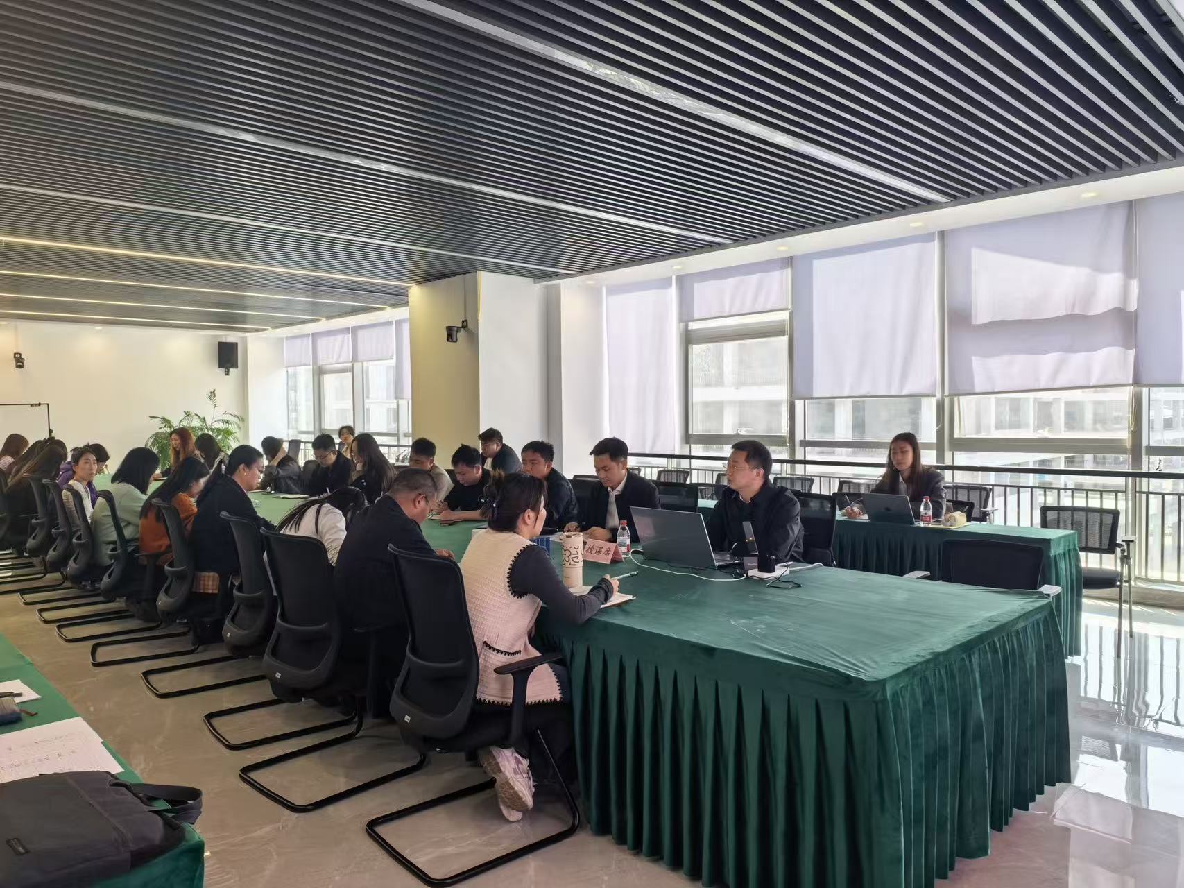 勤学致知 合规赋能│新丝路港投组织开展招投标及合同管理专项培训